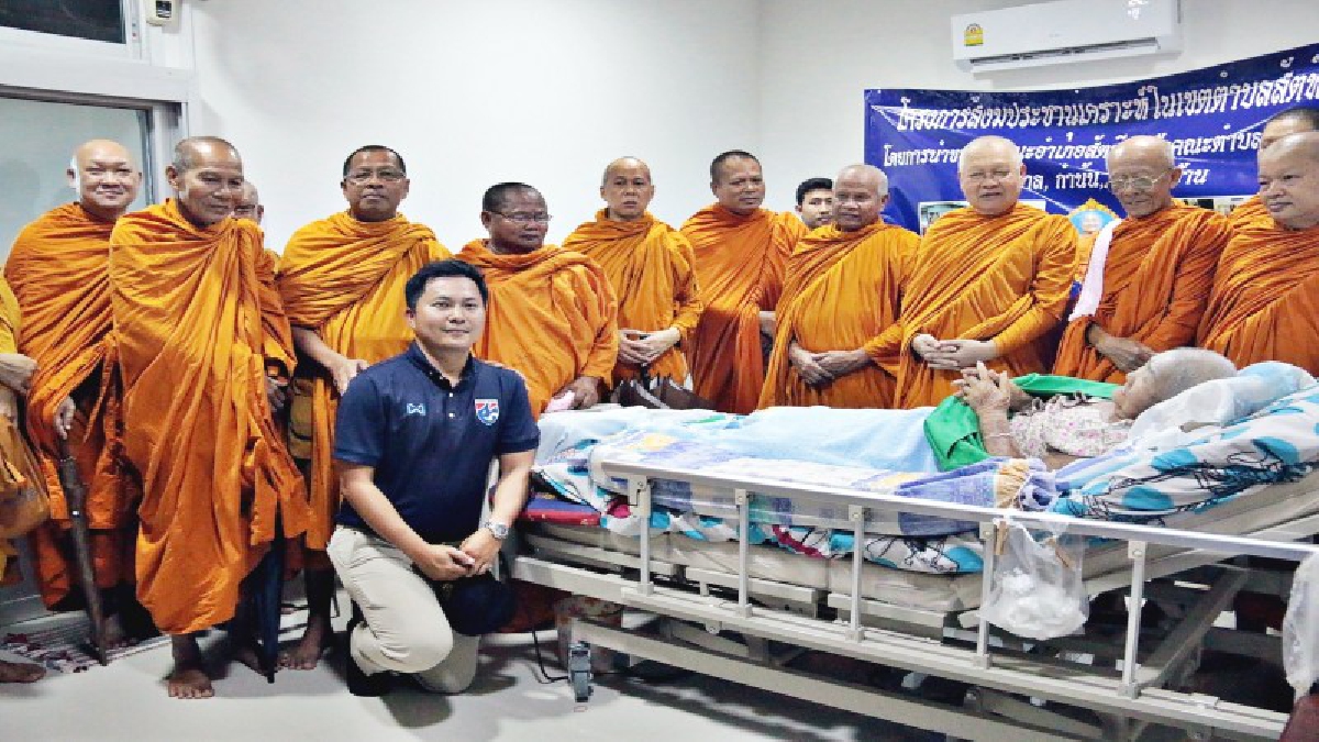 สัตหีบ !! พระภิกษุสงฆ์พร้อมผู้มีจิตศรัทธา ร่วมเดินบริจาคสิ่งของช่วยผู้ป่วยติดเตียงผู้สูงวัย