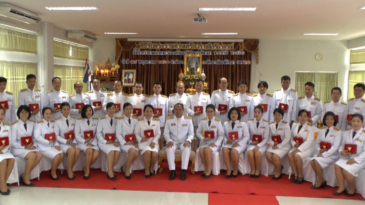 เป็นพระมหากรุณาธิคุณหาที่สุดมิได้...สมเด็จพระเจ้าอยู่หัวฯ พระราชทานเครื่องราชอิสริยาภรณ์และเหรียญจักรพรรดิมาลา ประจำปี 2560 แก่ข้าราชการครู