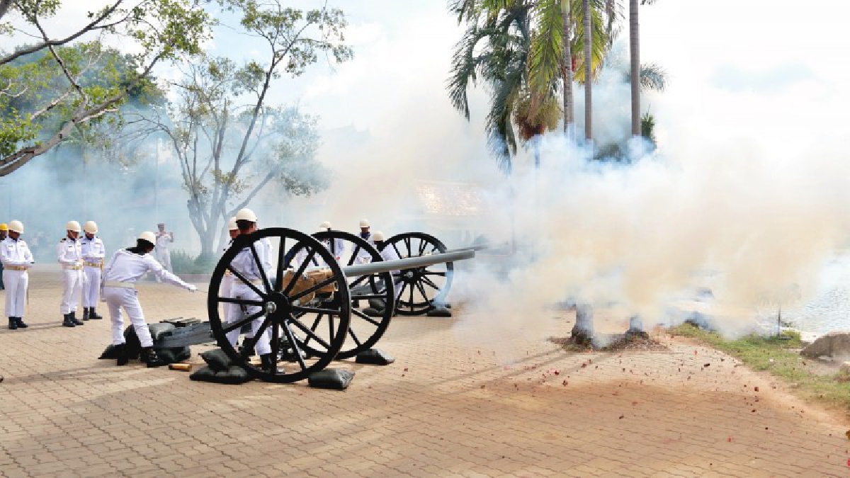 สัตหีบยิงสลุต 19 นัด วันอาภากรเทิดพระเกียรติพระบิดาแห่งราชนาวีไทย