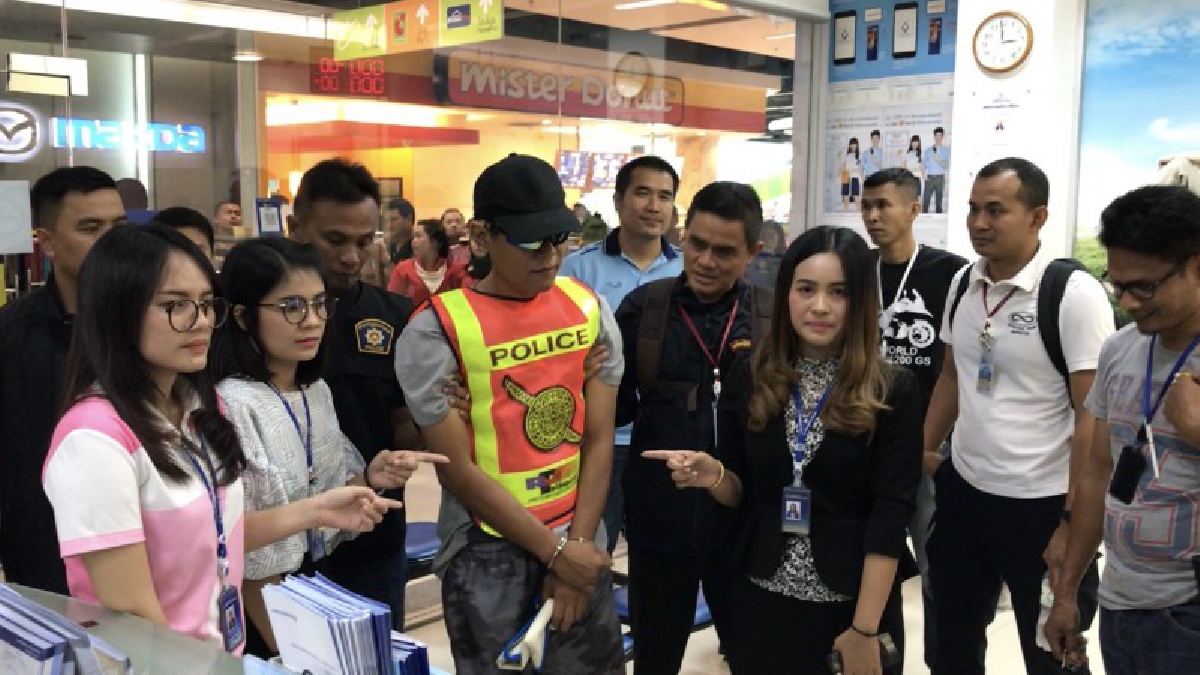 หนีไม่รอด!!ลากคอได้แล้ว โจรชิงเงินแบงก์กรุงเทพ กลางห้างดัง กวาดเงินกว่า 1 แสน หลังชาวบ้านชี้เป้า สารภาพตกงาน ไร้เงิน