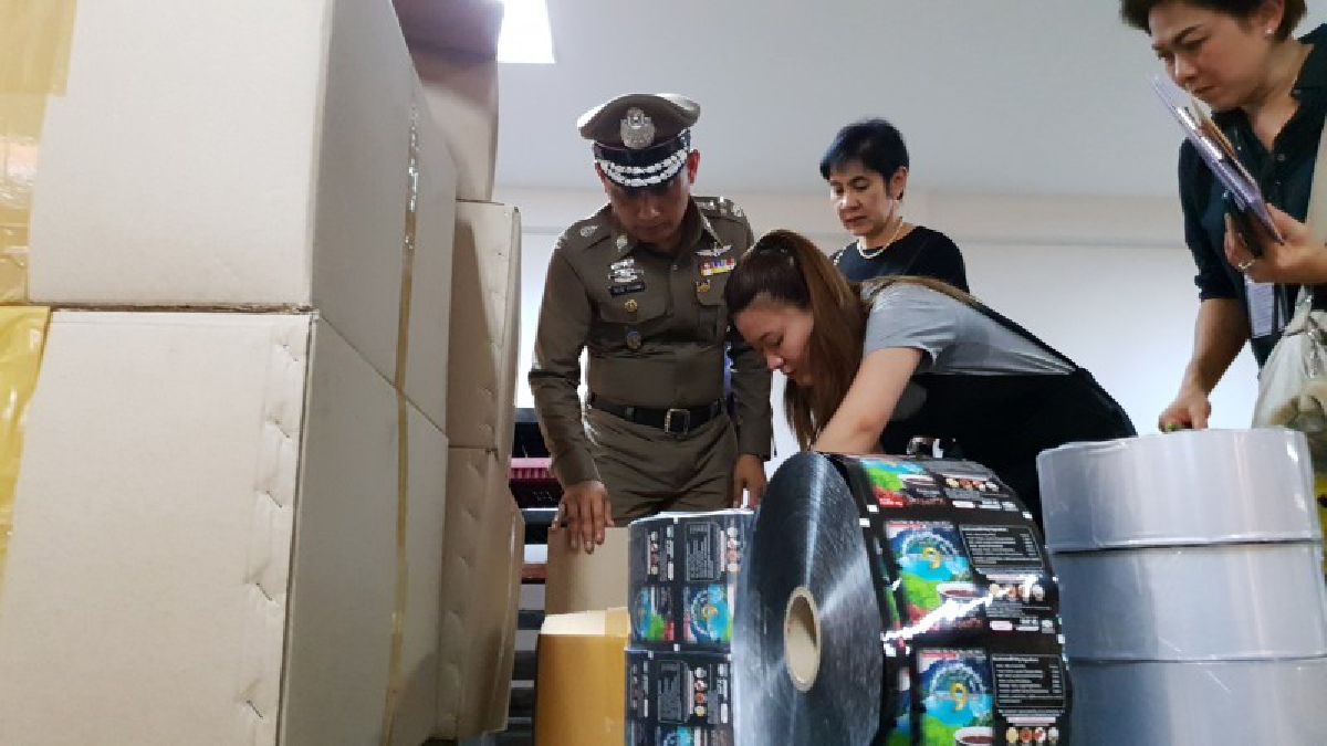 ต้องกวาดล้างให้สิ้นซาก !! รอง ผบ.ตร.วิระชัย ลุยค้นโกดังผลิต 10 ผลิตภัณฑ์อันตราย พบสารไซบูทรามีน ลั่นขุดรากถอนโคน