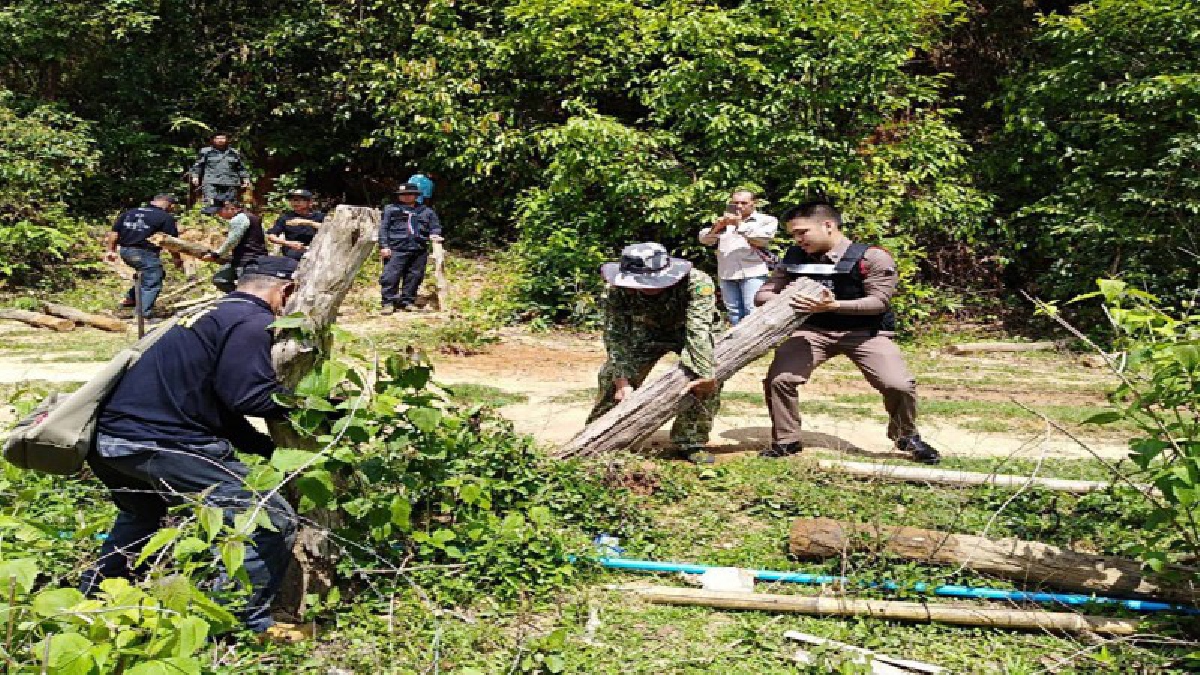 ตำรวจ ,ทหาร,ป่าไม้ และฝ่ายปกครอง สนธิกำลังเข้ารื้อถอนรั้วรุกป่าพื้นที่เคยสัมปทานทำเหมืองแร่มาก่อน