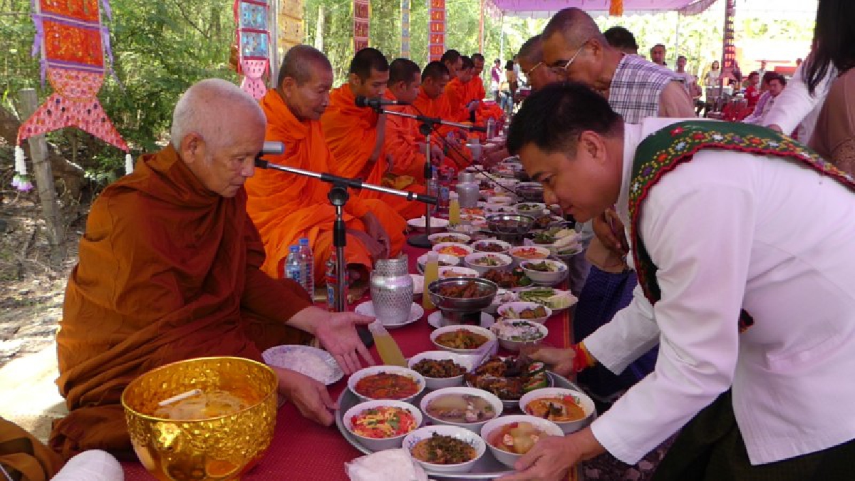 ปทุมธานี ชาวมอญคูขวางทำบุญกลางบ้าน สืบสานประเพณีโบราณ