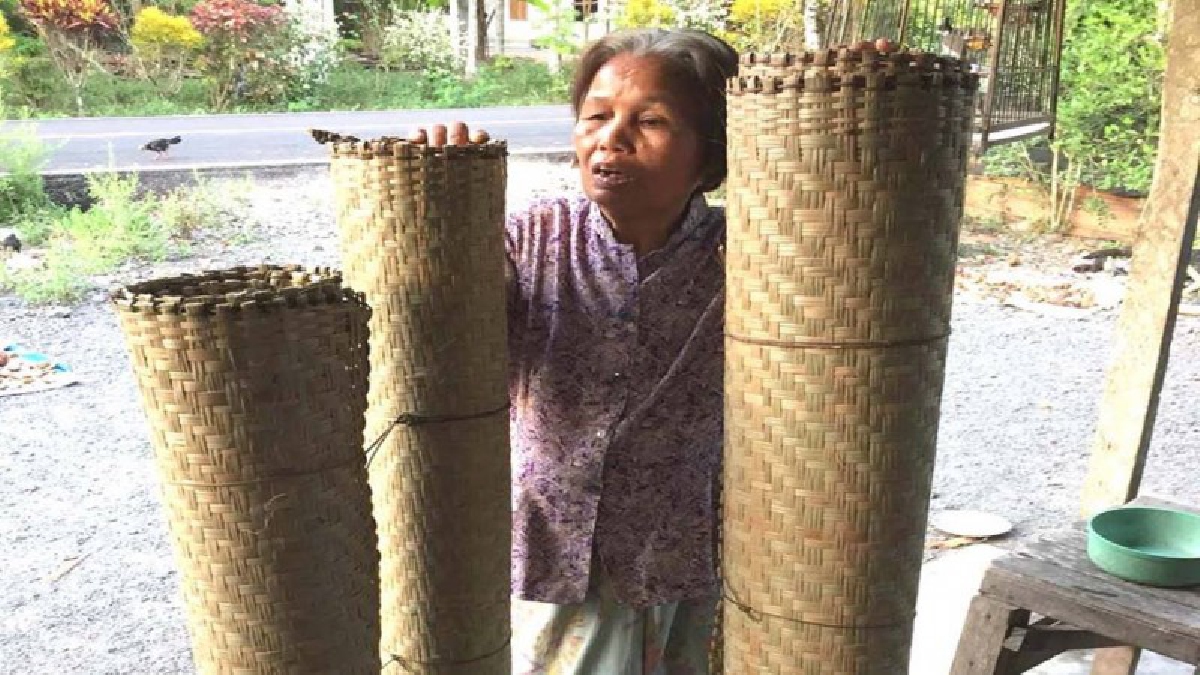 สืบสานภูมิปัญญาสานเสื่อคล้า (ชมคลิป)