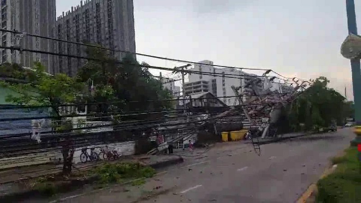 เมืองนนท์ระทึก !! ฝนตกหนัก พายุพัดกระหน่ำ เสาไฟฟ้าหักโค่นล้มขวางถนน 15 ต้น  ไฟฟ้าดับตลอดสายเป็นระยะทางกว่า 2 กิโล (คลิป)