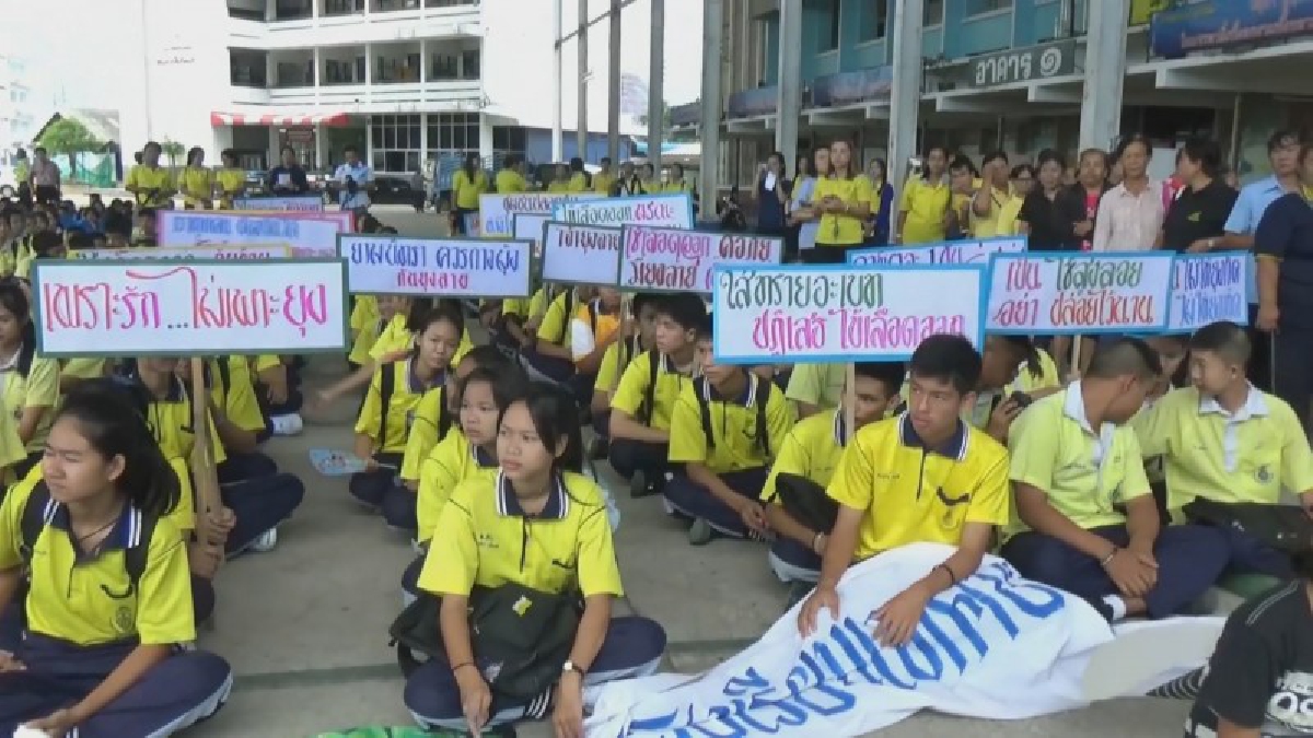 เทศบาลเมืองสวรรคโลกรณรงค์กำจัดแหล่งเพาะพันธุ์ลูกน้ำยุงลาย