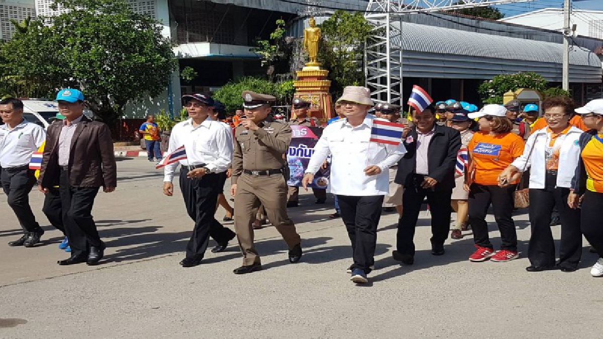 เปิดไฟใส่หมวก !! ตำรวจพิมายรณรงค์ให้ประชาชนสวมหมวกนิรภัยฝ่าฝืนจับจริง(มีคลิป)