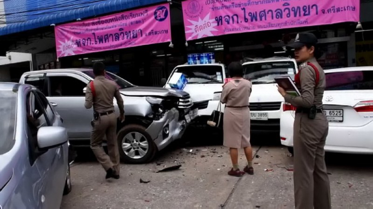 ชนระเนระนาด !! หนุ่มใหญ่ขับรีโว่เหยียบเบรกพลาดไปเหยียบคันเร่งทำให้รถพุ่งชน 6 คันรวด มีผู้ได้รับบาดเจ็บระนาว (มีคลิป)