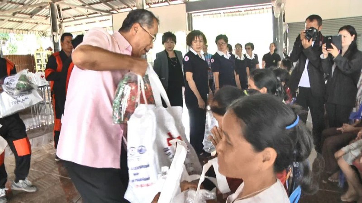 ผู้ว่าฯ เมืองช้าง รุดมอบถุงยังชีพบรรเทาทุกข์ ซับน้ำตาผู้ประสบวาตภัย 108 ครัวเรือน