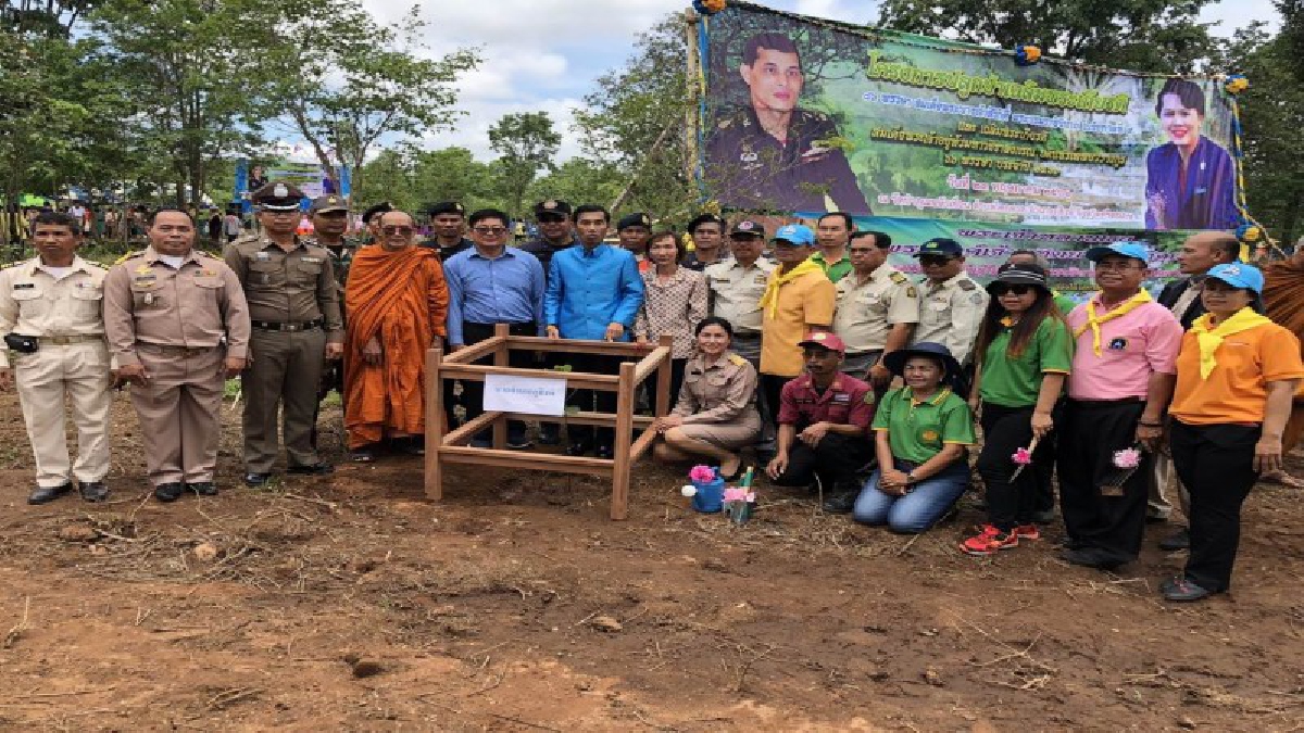 หลวงพ่อพุฒ จ.ศรีสะเกษ นำจิตอาสาปลูกป่าเฉลิมพระเกียรติ 86 พรรษาราชินี