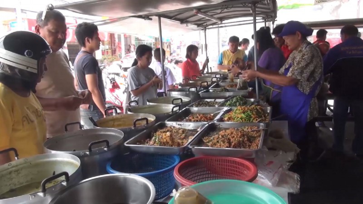 ราคาก๊าซพุ่งแต่ร้านแกงถุง10บาทขวัญใจชาวบ้านยังขายราคาเดิม