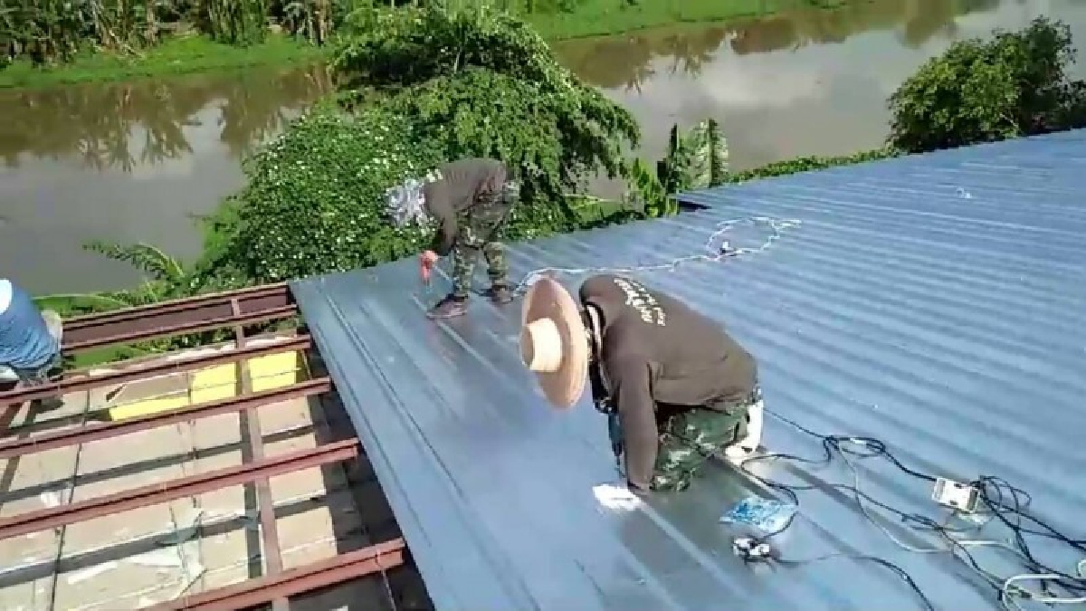 ทหารไทยทำได้ทุกอย่าง..!! ทหารลำพูนร่วมชาวบ้านซ่อมบ้านที่เสียหายจากพายุพัด