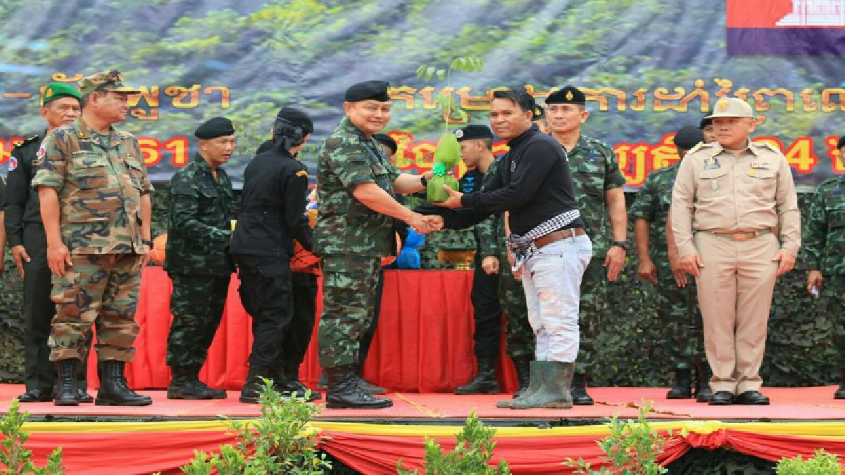 ฝนเป็นใจ!?สานสัมพันธ์แนบแน่น ไทย-กัมพูชา จับมือปลูกป่าอาเซียน (มีคลิป)