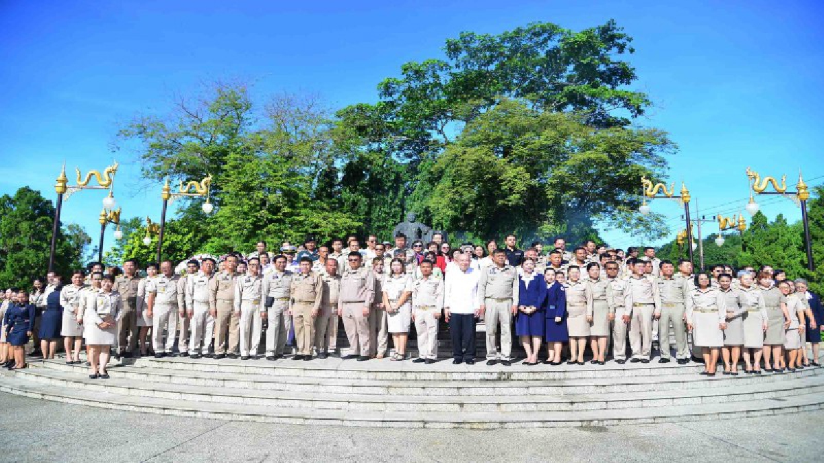 ชาวระนองร่วมทำพิธีวางพวงมาลาอนุสาวรีย์คอซู้เจียง เนื่องในวันพระยาดำรงสุจริตมหิศรภักดี