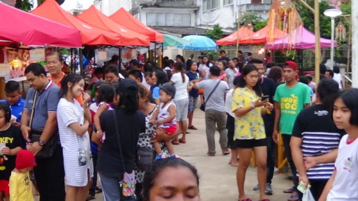 คึกคัก !! นักท่องเที่ยว แห่เที่ยวตลาดนัดถนนคนเดินริมแม่น้ำตาปี เมืองคอน