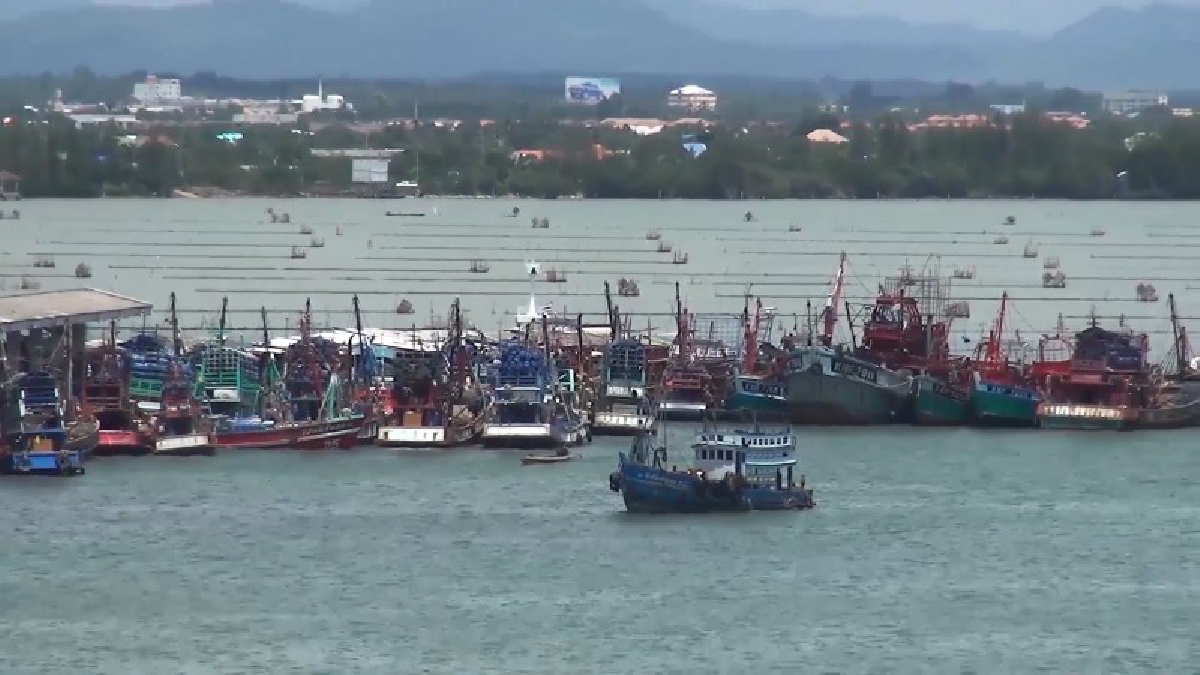 เรือประมงเดือดร้อนหนัก !!! จากราคาน้ำมันแพงรับผลกระทบ 100 % เต็มๆ เผยเนื่องจากใช้น้ำมันเป็นปัจจัยหลัก (คลิป)