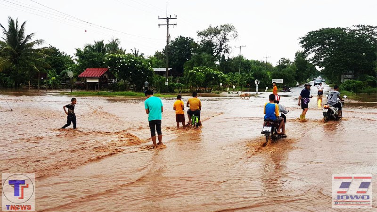 พายุฝนตกหนัก!!  ส่งผลทำให้น้ำป่าไหลหลากเข้าท่วมบ้านเรือนของประชาชน และถนนในอำเภอพิมาย (มีคลิป)