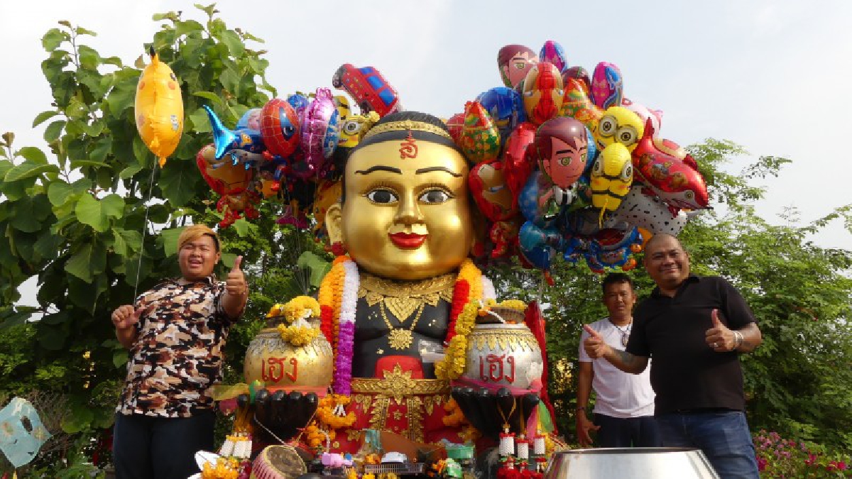 งวดนี้ขอพึ่งบารมีท่าน!! ชาวบ้านแห่ถวายของเล่นแก่เจ้าสัวเฮง ส่องหาเลขเด็ดก่อนวันหวยออก