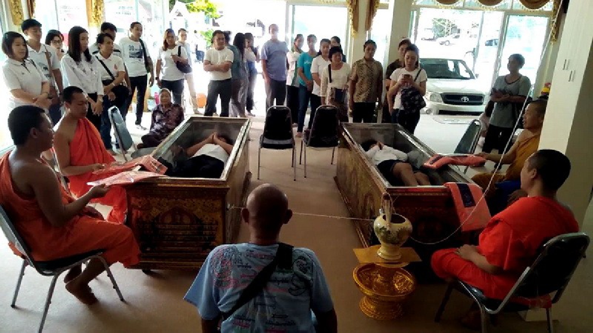 สุดแปลก!! คนแห่ทำพิธี "ฝึกตายก่อน ตายจริง"เพียบ เชื่อสามารถต่อชีวิตให้ยืนยาวได้