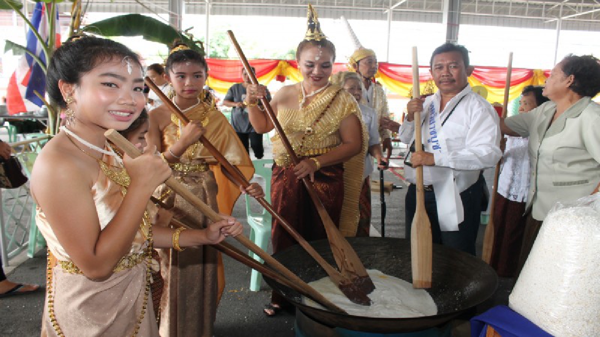 พระอินทร์ เหล่าเทวดา นางฟ้า ลงมากวนข้าวทิพย์แบบโบราณ วัดขนอนใต้ กรุงเก่า ถวายเป็นพุทธบูชา ทูตวิสาขบูชาร่วมพิธี (ดูคลิป)