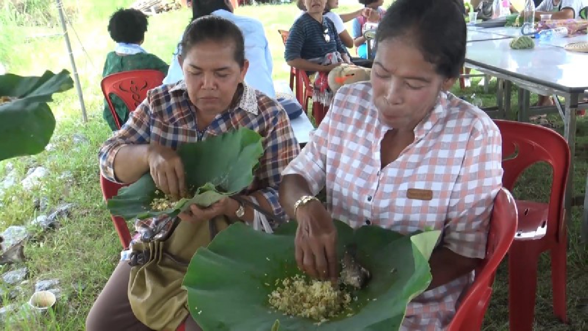 อนุรักษ์สืบสานวิถีชีวิตพื้นบ้านชนบทใช้ใบบัวแทนจานสืบสานวิถีชาวบ้านดั้งเดิม (ชมคลิป)