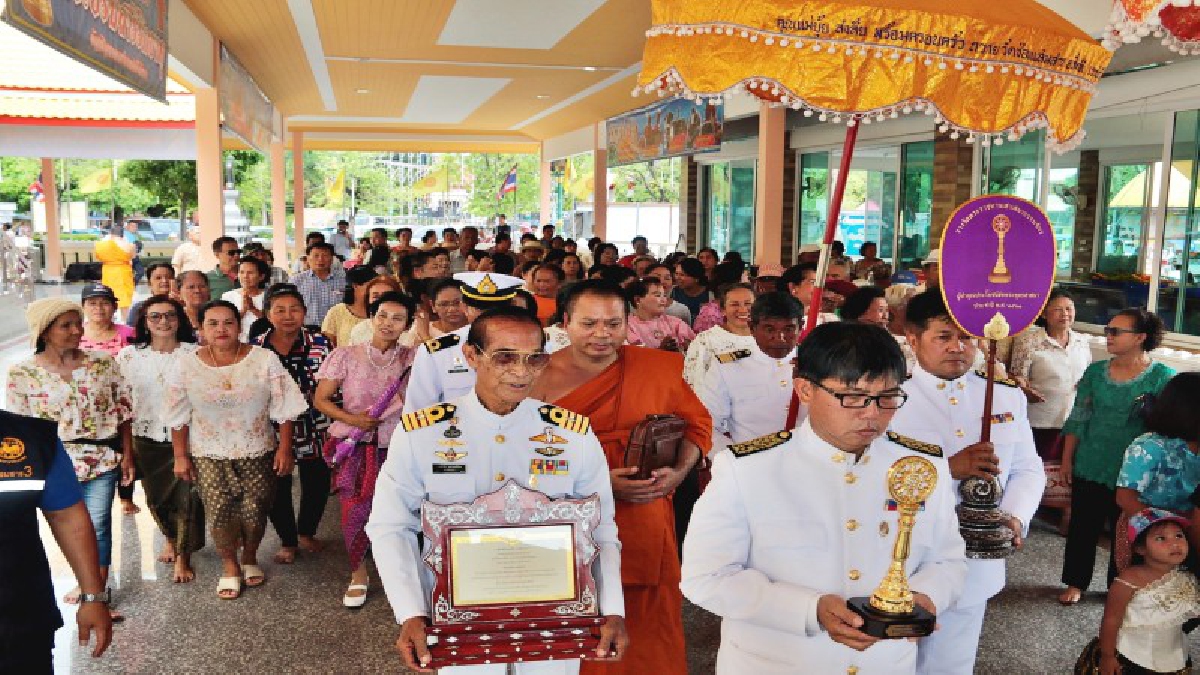 สัตหีบ !! ประชาชนร่วมมุทิตาจิตพระครูวิสารทสุตากรได้รับพระราชทานเสาเสมาธรรมจักรจากสมเด็จพระเทพฯ