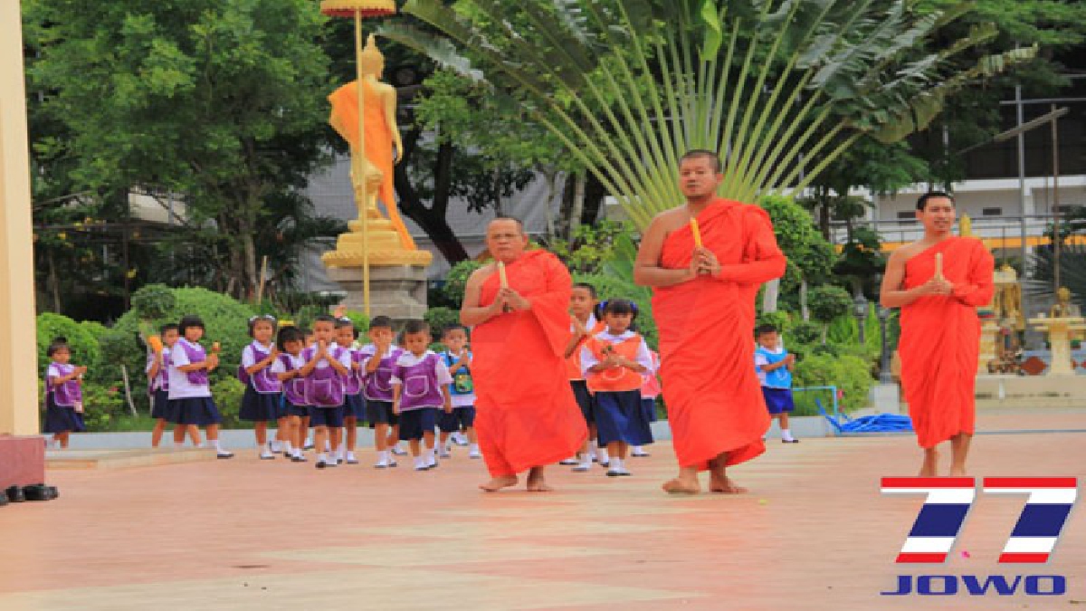 ครูโรงเรียนวัดศรีจันทร์นำนักเรียนชั้นอนุบาลร่วมเวียนเทียนรอบโบสถ์วันวิสาขบูชา