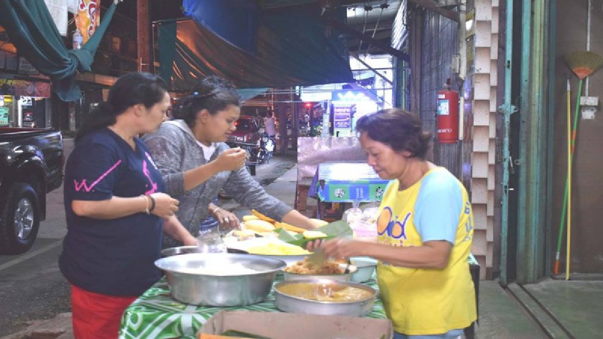สุดยอดร้านขนมไทย สูตรดั้งเดิมขายมากว่า 50 ปี ตลาดย่านตาขาว ใช้ถ่านรสชาติหอมอร่อย ที่ห้ามพลาด