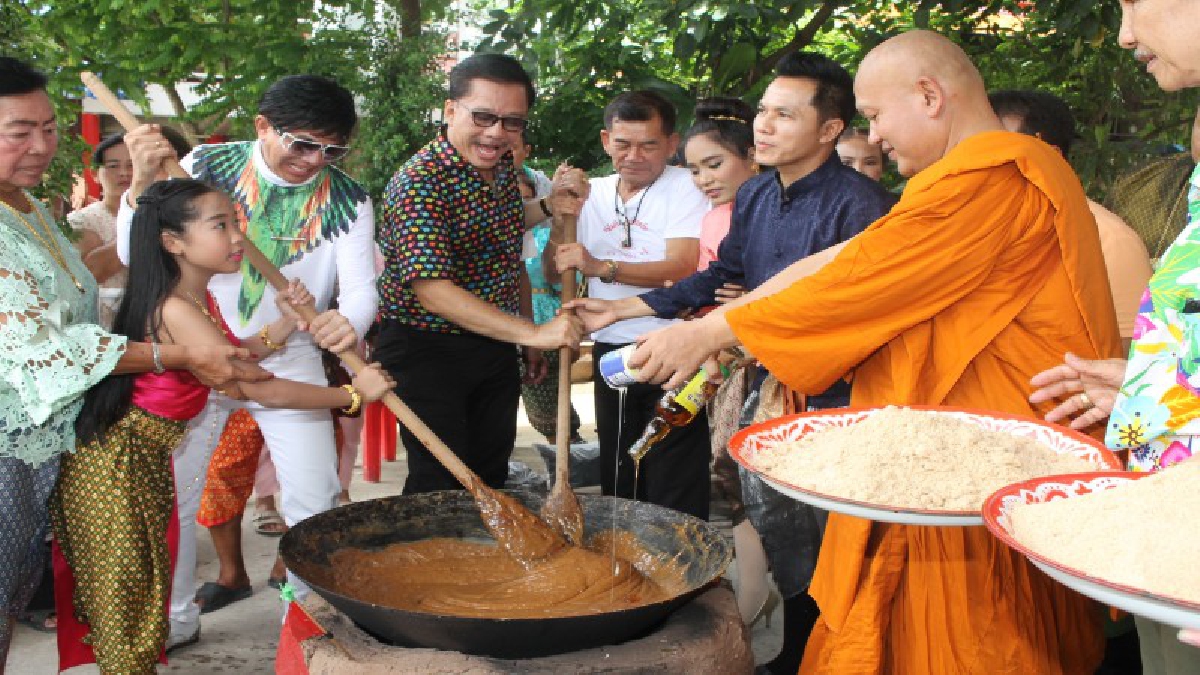 ดารานักร้องรุ่นใหญ่ ร่วมพิธีกวนข้าวทิพย์ วัดดังกรุงเก่า สืบสานประเพณีพุทธศาสนา (ชมคลิป)