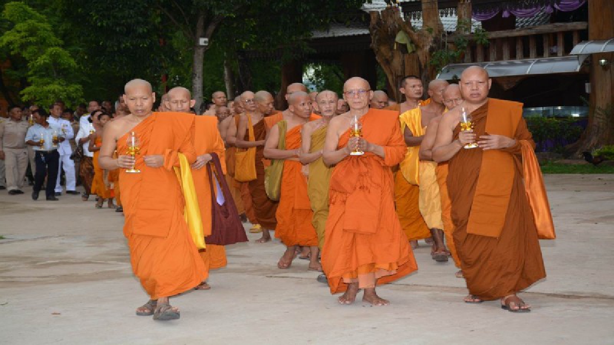 ชาวพุทธไทย-เขมรกว่า 500 คน ร่วมเวียนเทียนในวันวิสาขบูชาอาเซียนรอบมณฑปหลวงปู่สรวง จ.ศรีสะเกษ (ชมคลิป)