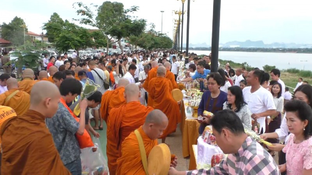 อิ่มบุญ!!! พ่อเมืองนครพนมนำพุทธศาสนิกชนนับ 1,000 ร่วมทำบุญตักบาตร ข้าวสาร อาหารแห้ง ในวันวิสาขบูชา ที่ริมฝั่งโขง (มีคลิป)