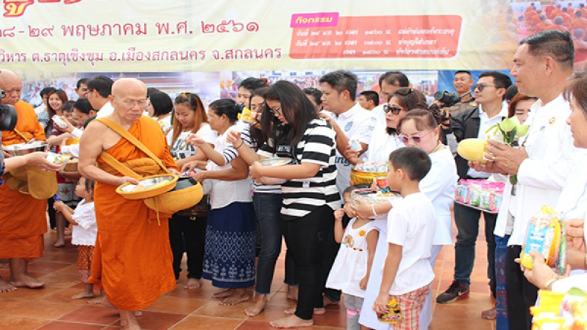 สกลนคร ! พุทธศาสนิกชนแห่ร่วมทำบุญตักบาตร ไถ่ชีวิตโคเพื่อถวายเป็นพุทธบูชา ใน"วันวิสาขบูชา"