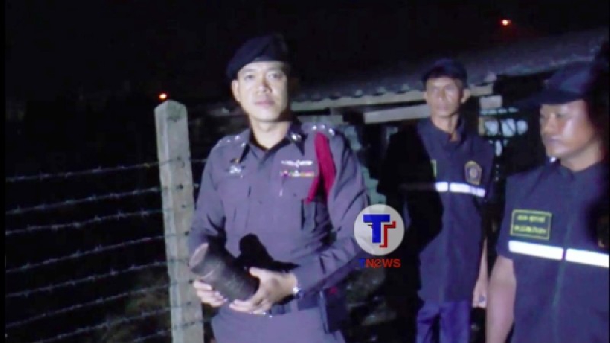 แตกตื่นทั้งหมู่บ้าน! พบวัตถุต้องสงสัยคล้ายระเบิดวางอยู่ เร่งตรวจสอบด่วน สุดท้าย..โล่งใจเป็นระเบิดควัน!??