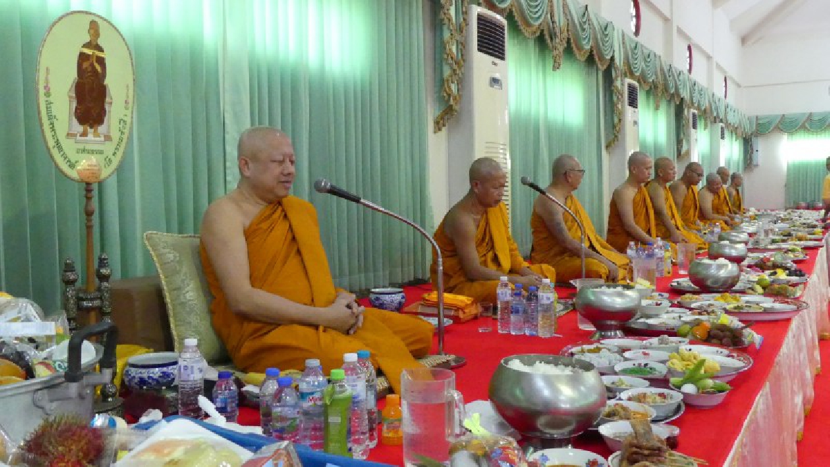 ปทุมธานีพุทธศาสนิกชนพร้อมครอบครัว ร่วมกันทำบุญในวันวิสาขบูชา