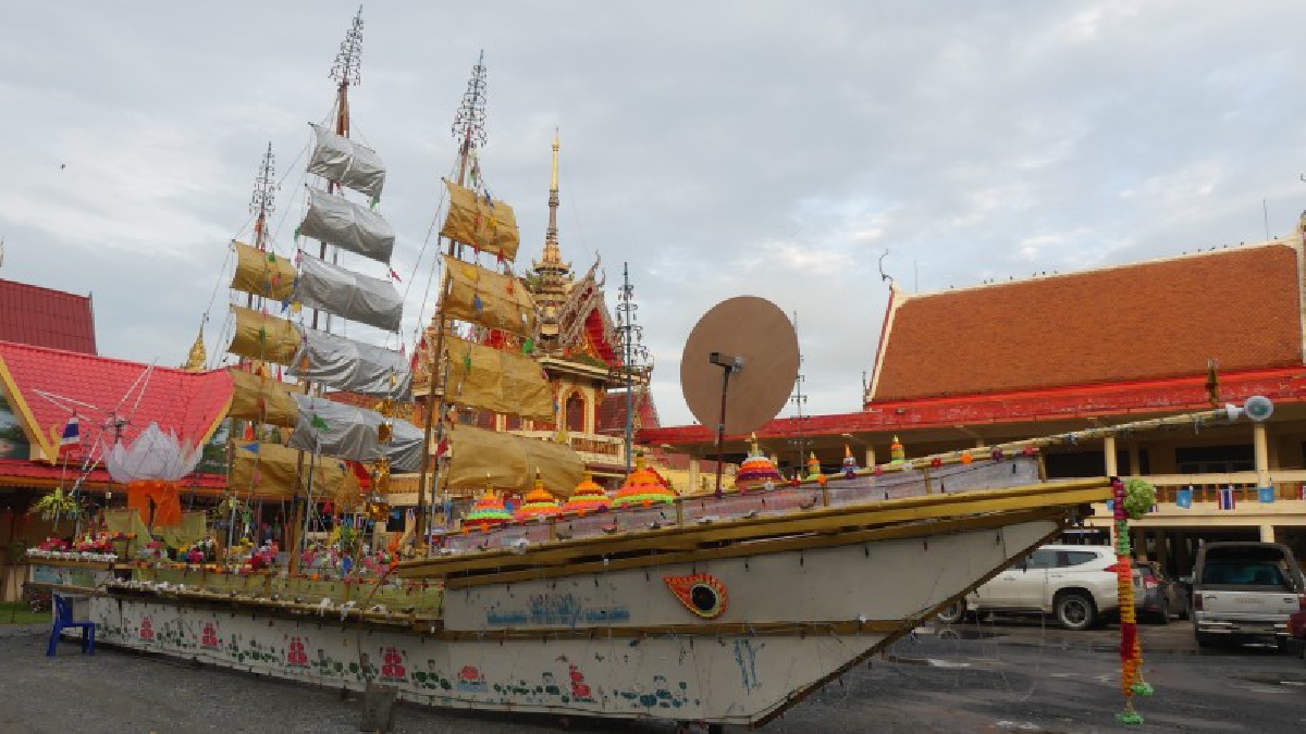ปทุมธานีชาวบ้านร่วมประเพณีบุญเติมน้ำมันจุดประทีปเรือสำเภาในวันวิสาขบูชา