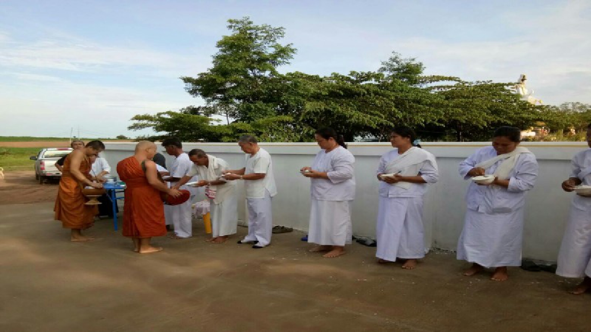โคราช ! พุทธศาสนิกชนชาวสูงเนิน ร่วมใจสืบสานประเพณีทำบุญเนื่องในวันวิสาขบูชา (ชมคลิป)