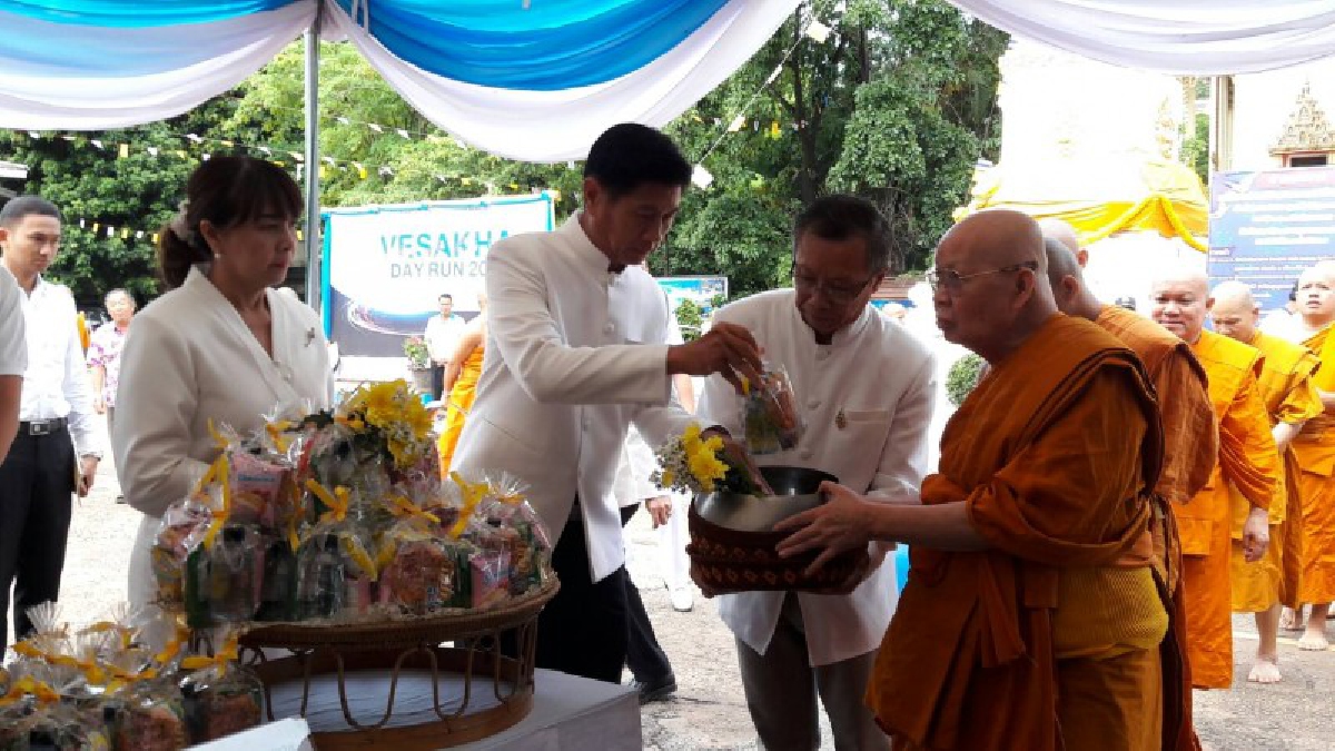 รำลึกศาสดาโลก...พุทธศาสนิกชนชาวหนองคาย ร่วมกิจกรรมเดิน-วิ่ง สมาธิวิสาขะ เจริญพระพุทธมนต์ ทำบุญตักบาตรและเวียนเทียนรำลึกเนื่องในวันวิสาขบูชา