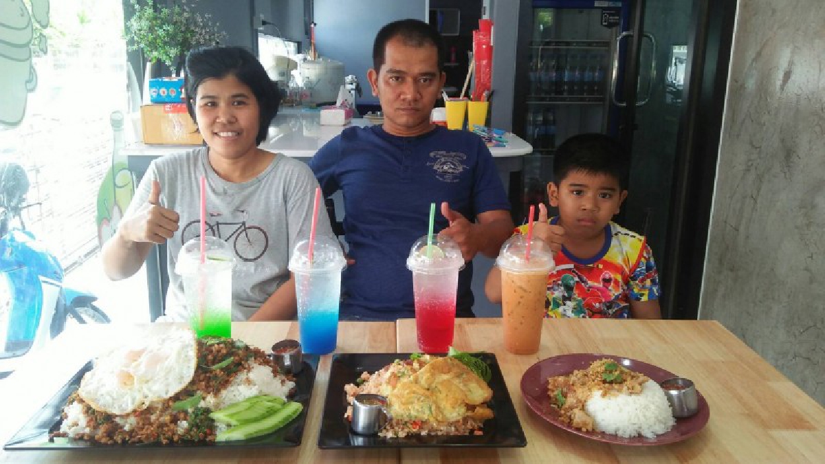 สุดฮือฮา !! อาหารตามสั่งจานระเบิด ถูกอร่อย เอาใจนักศึกษา คนรายได้น้อย สร้างรายได้วันละ 4,000-5,000 บาท (ชมคลิป)