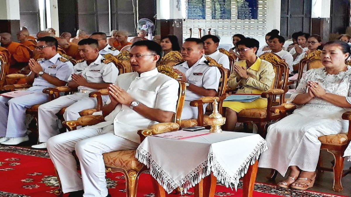 อำเภอสัตหีบร่วมคณะสงฆ์ ประกอบพิธีเจริญพระพุทธมนต์เฉลิมพระเกียรติ และถวายพระพรชัย