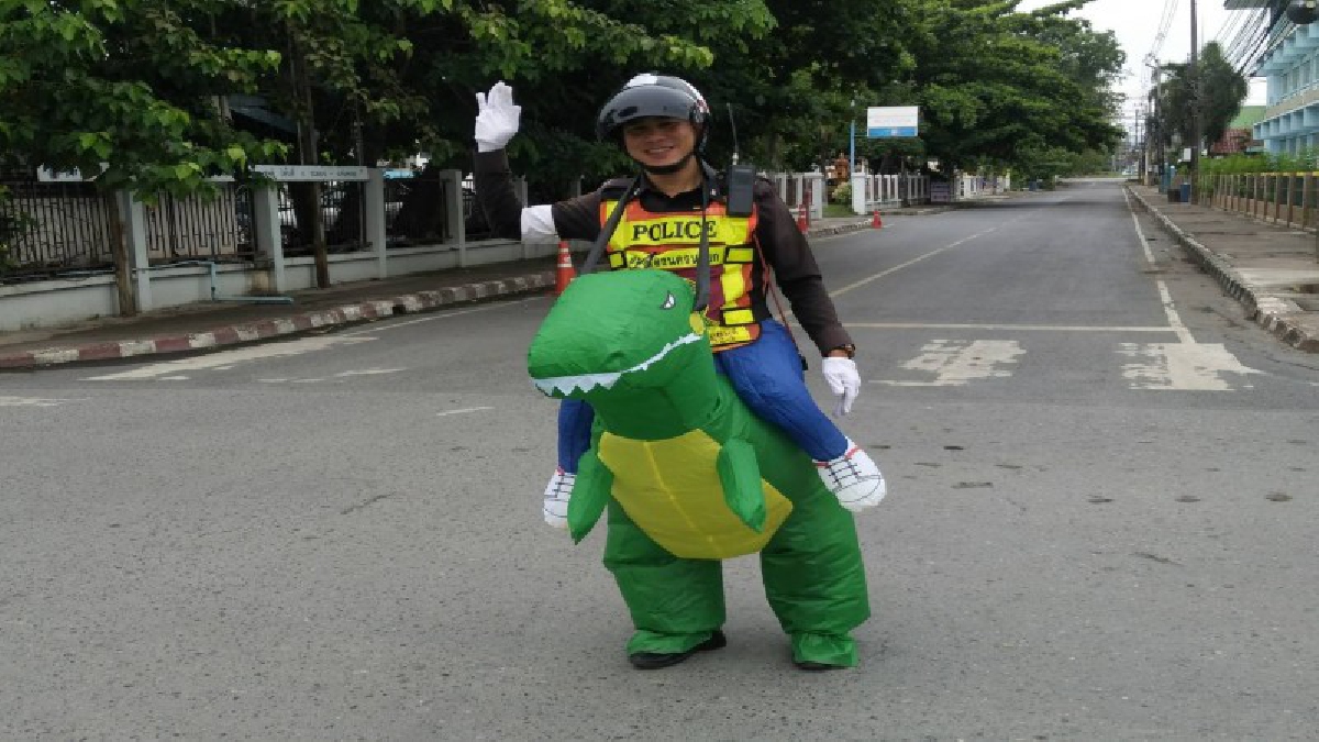 ตำรวจจราจร สถานีตำรวจภูธรเมืองนครนายก แต่งชุดไดโนเสาร์โบกรถกลาง 4แยกสร้างความฮือฮาให้กับเด็กๆและประชาชนที่ขับรถผ่านไป -มา
