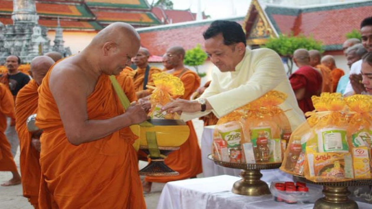 วันสำคัญโลก!!ผู้ว่า ฯเมืองคอนพร้อมพุทธศาสนิกชนเมืองคอนนับพันคนร่วมทำบุญตักบาตรแน่นวัดพระมหาธาตุวรมหาวิหารเนื่องในวันวิสาขบูชาโลก(ชมคลิป)
