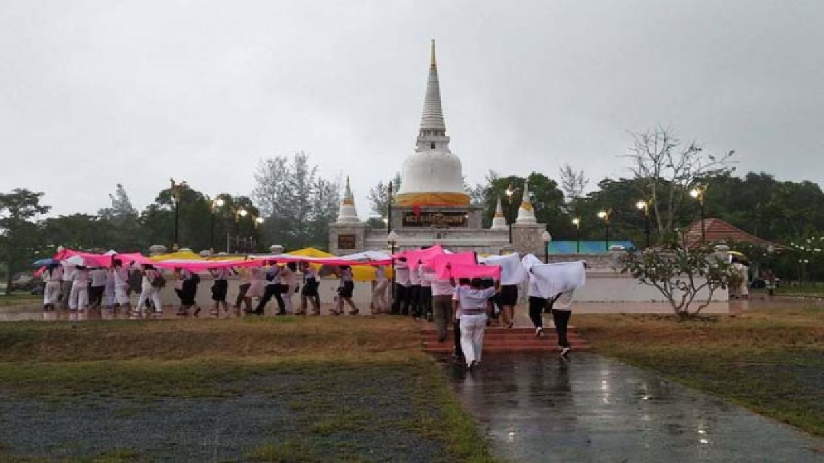 ฝนตกก็ไม่หวั่น!!ชาวพุทธ อ.สิชลเมืองคอนร่มสืบสานประเพณีวิสาขบูชาแห่ผ้าขึ้นถ้ำเขาพรงและห่มผ้าองค์พระธาตุเจดีย์รัตนมงคลท่ามกลางสายฝน(ชมคลิป)