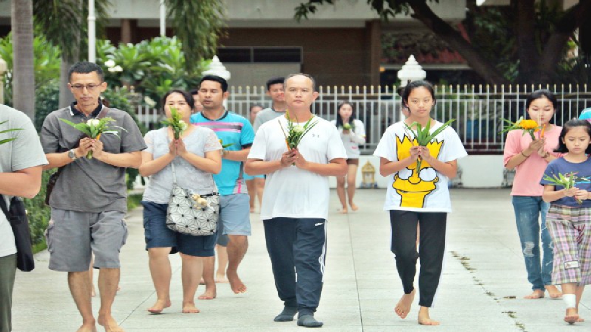 สัตหีบประชาชนหลั่งไหลร่วมเดินเวียนเทียนวันวิสาขบูชา