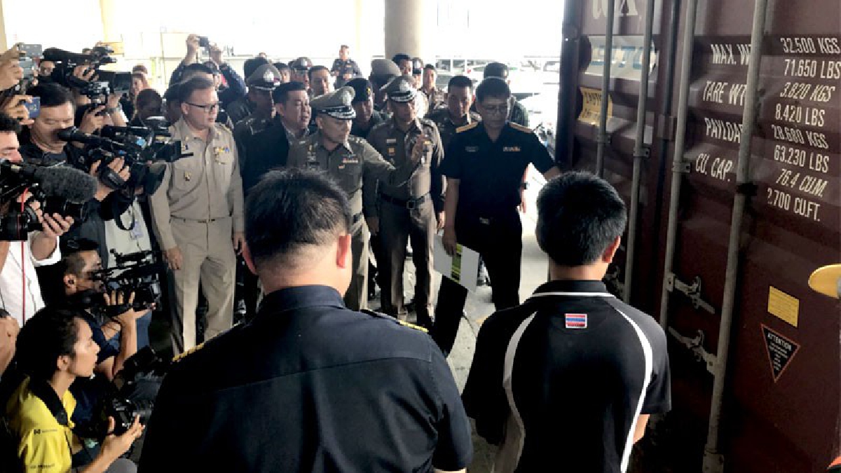 คนไทยรับกรรม!? รอง.ผบ.ตร.ลุยนิคมอุตสาหกรรมแหลมฉบัง พบ 7 ตู้คอนเทนเนอร์ กากขยะอุตสาหกรรมอิเล็กทรอนิกส์-สำแดงเท็จ (มีคลิป)