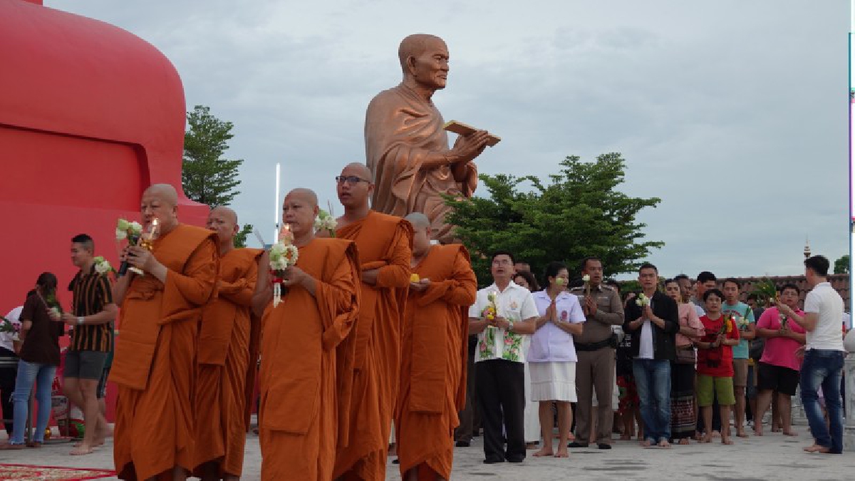 ปทุมธานี ปชช.ร่วมเวียนเทียนในวันวิสาขบูชารอบองค์พระพุทธโสธรวัดโบสถ์อย่างเนื่องแน่น