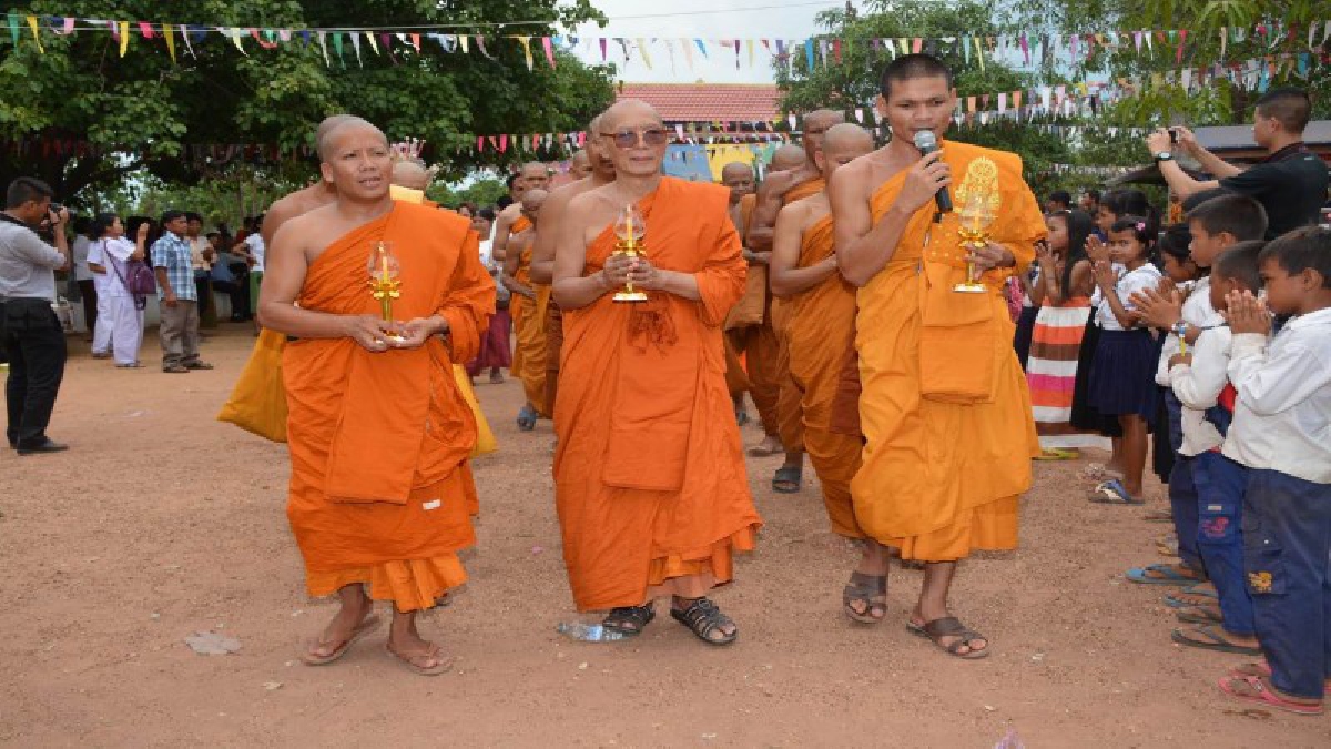 พระเขมร-ไทย ด้าน จ.ศรีสะเกษ นำชาวพุทธเวียนเทียนวันวิสาขบูชาในวัดเขมร (ชมคลิป)