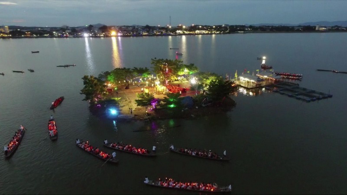 สุดคึกคัก!!ผู้ว่าฯพะเยานำประชาชน นักท่องเที่ยว ร่วมเวียนเทียนทางน้ำกลางกว๊านพะเยา เนื่องในวันวิสาขบูชา
