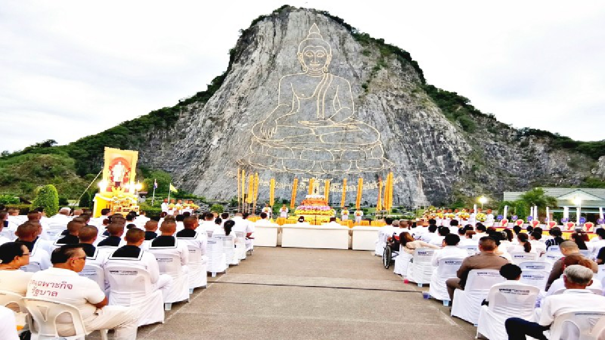 ชาวพุทธไทย-เทศนับพันร่วมเวียนเทียนสักการะบูชาพระพุทธรูปแกะสลักเขาชีจรรย์ วันวิสาขบูชา