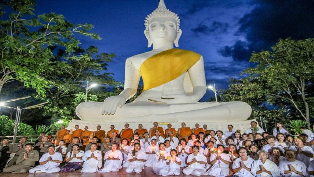 กาฬสินธุ์ ! พุทธศาสนิกชนร่วมเวียนเทียนบนยอดเขาภูสิงห์