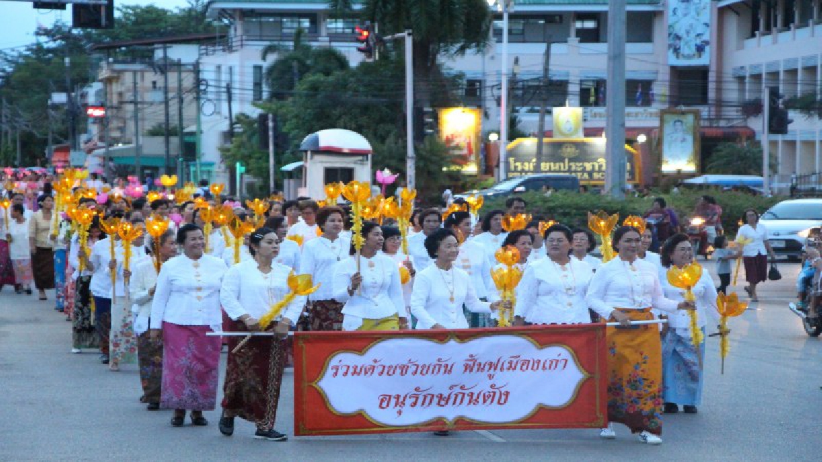พุทธศาสนิกชนกันตังฟื้นประเพณีแห่เทียนหนึ่งเดียวในประเทศไทย